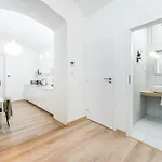 10 Minutes National Museum Prague, Cozy Apartment