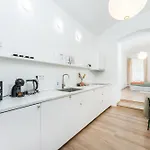 10 Minutes National Museum Prague, Cozy Apartment
